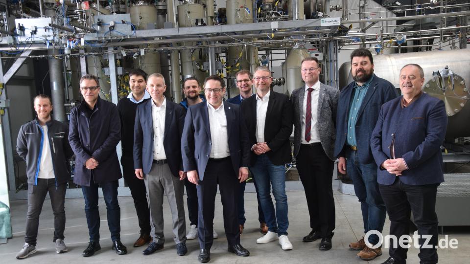 Staatssekretär Tobias Gotthardt (Mitte) informierte sich in Hohenburg zu alternativen Kraftstoffen. Von Rechts die Bürgermeister Peter Dotzler (Gebenbach), Stefan Frank (Sulzbach-Rosenberg) und Florian Junkes (Hohenburg). Bild: bö