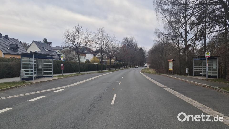 In der Pressather Straße kommen die Haltebuchten weg, die Fahrbahn wird verbreitert und auch hier kommt eine Querungshilfe in der Mitte der Fahrbahn. Bild: sne
