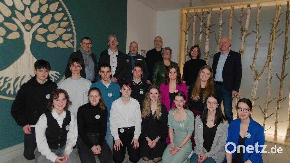 Die Abiturienten des mit einem Preis bedachten P-Seminars mit ihren externen Partnern im „Raum der Stille“. Bild: Stiftland-Gymnasium/exb