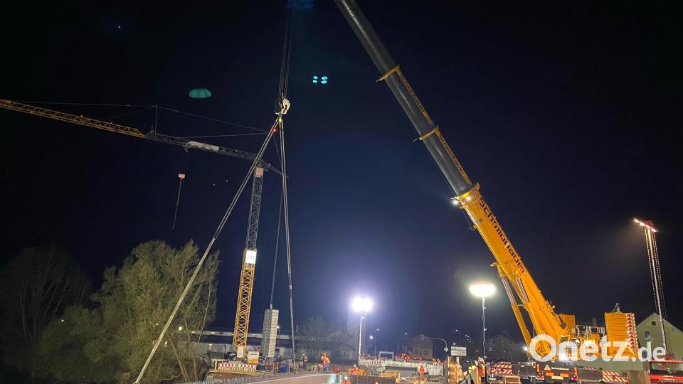 Die örtliche Feuerwehr muss die Baustelle beim Auflegen der ersten Träger die Nacht über ausleuchten. Bild: Feuerwehr Schwarzenfeld/exb