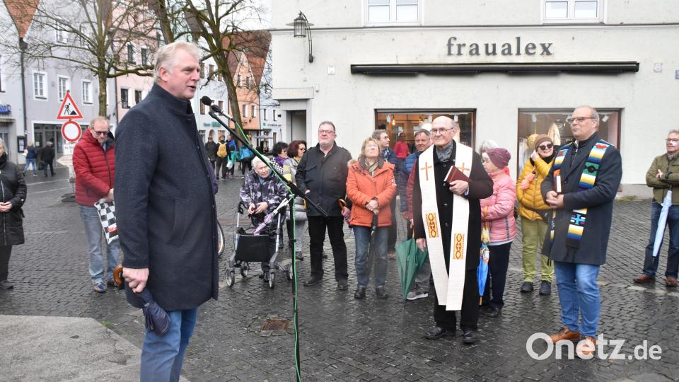 Heimatring-Vorsitzender Heiner Vierling, Pfarrer Andreas Uschold und Dekan Thomas Guba. Bild: hcz