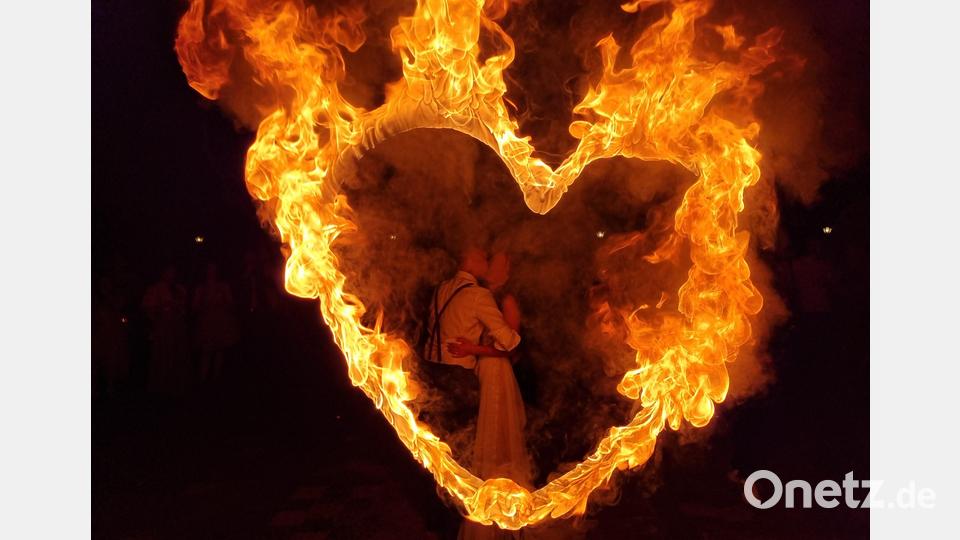 Mit spektakulären Effekten begeistern die Feuerkünstler von „Drachenherz“ bei ihren Auftritten. Hier im Bild ein brennendes Herz bei einer Hochzeits-Show. Bild: Florian Stilp/exb