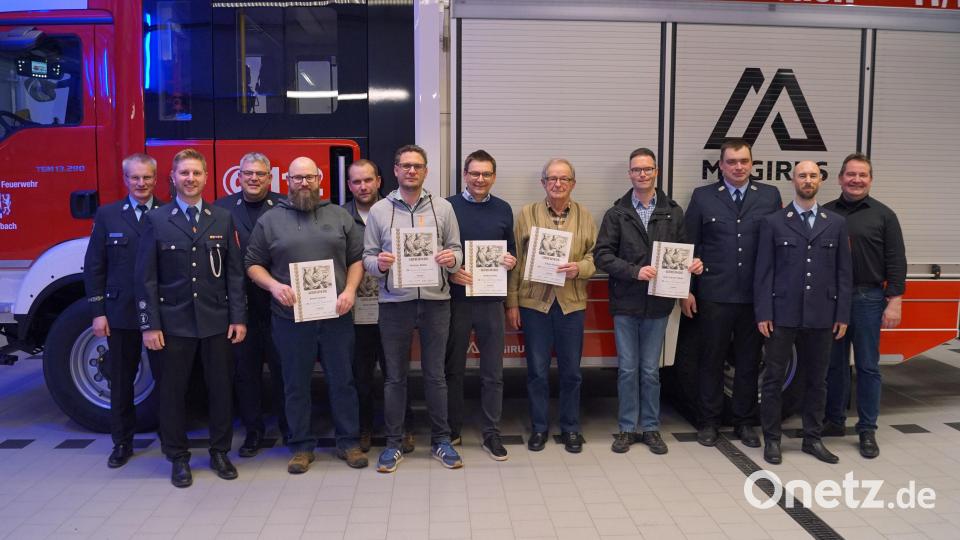 Die Geehrten der Feuerwehr Vorbach mit Bürgermeister Alexander Goller (rechts) und Kreisbrandmeister Reiner Kopp (links). Bild: jma