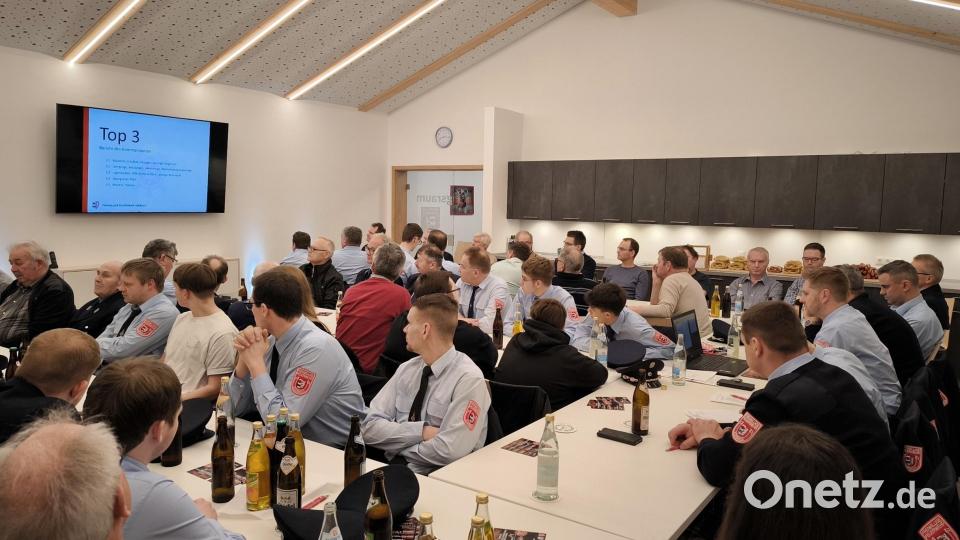 Volles Haus bei der ersten Versammlung im neuen Gerätehaus der Feuerwehr Vorbach. Bild: jma