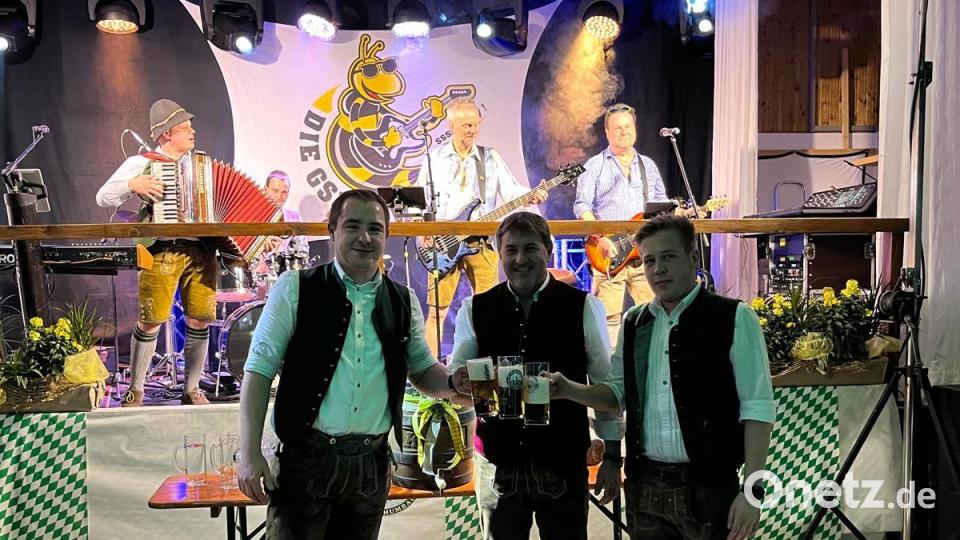 Den Bieranstich beim Starkbierfest in Kirchenthumbach übernahm zweiter Bürgermeister Ewald Plößner (Mitte). Ihm halfen Vorsitzender Jonas Fenzl (links) und Stellvertreter Jan Reisner (rechts). Bild: msk