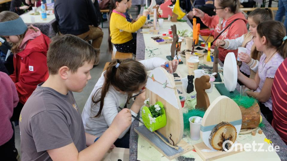 Kinder und Jugendliche begeisterten sich in der Ausstellungshalle des Kleintierzuchtvereins Eschenbach für das Osterbasteln. Auch Eltern, Omas und Opas hatten ihre wahre Freude Bild: do