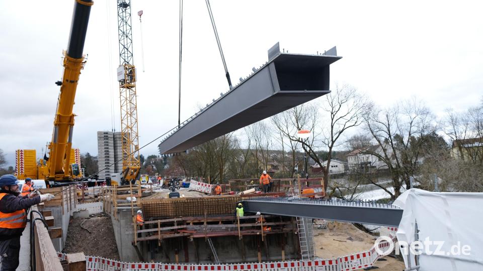 Millimeterarbeit ist beim Auflegen der Stahkonstruktionen gefordert. Bild: mab