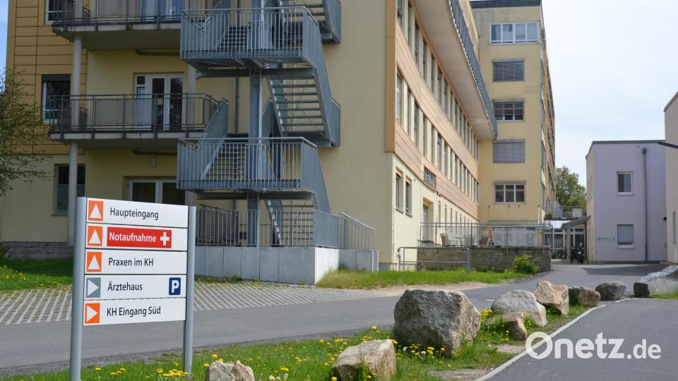 Das Krankenhaus Tirschenreuth mit dem angebauten Ärztehaus (rechts) ist ein Hauptpfeiler in der medizinischen Versorgung der Landkreis-Bevölkerung. Wie es im Krankenhauswesen weitergeht, diskutieren Politiker derzeit auf allen Ebenen. Bild: as