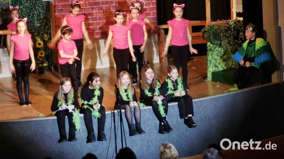 Die Kindertanzgruppe und der Kinderchor glänzen mit einstudierten Auftritten. Bild: gz