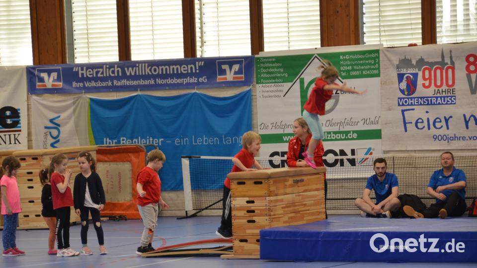 Im Purzelvolk sind pro Gruppe über 35 Kinder dabei. Nach einem Laufspiel bauen sie meistens einen Parcours auf. Über den Kasten, die Sprossenwand hinauf, auf der Bank und wieder hinunter. Dafür braucht man Ausdauer, Koordination und Kraft. Mit Phantasie und Spaß geht die Stunde viel zu schnell vorbei. Bild: dob