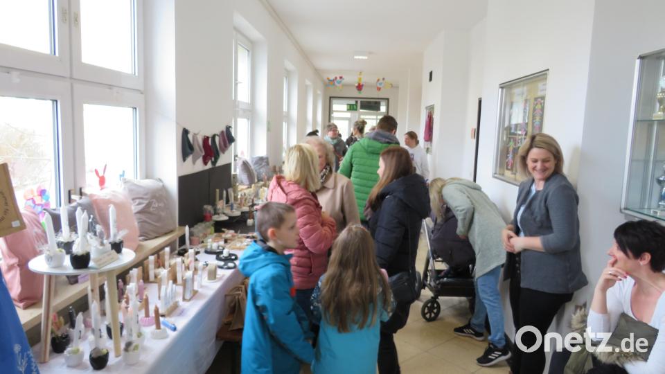 Gut besucht ist der Hobbykünstlermarkt in der Grundschule in Altenstadt/WN. Bild: adj
