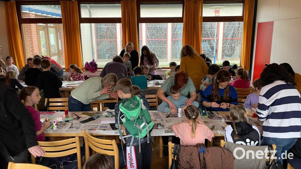 Osterkerzenbasteln im Pfarrheim in Neuhaus Bild: wrm