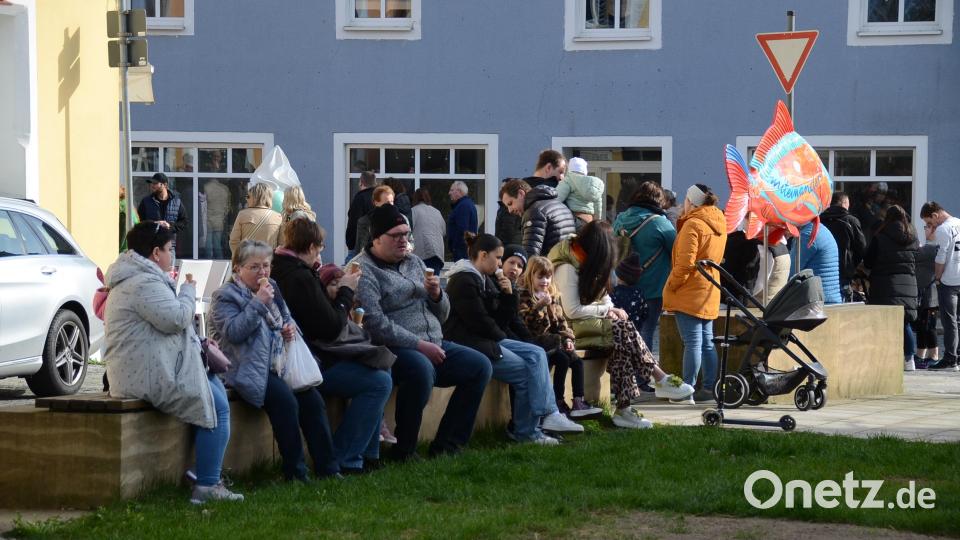 Wer ein gemütliches Plätzchengefunden hatte, ließ sich ein Eis schmecken. Bild: ak