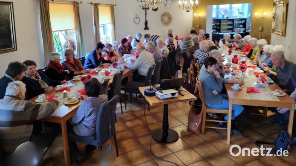 Bei Kaffee und Kuchen ging man auf die Zeitreise in die Vergangenheit von Tännesberg. Bild: Nicklas/exb