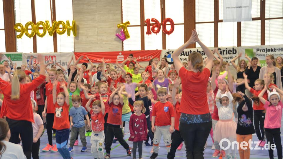 Schon die Kleinsten hatten beim TV-Aktiv-Tag von Beginn an viel Spaß in der Vohenstraußer Dreifachturnhalle. Bild: dob