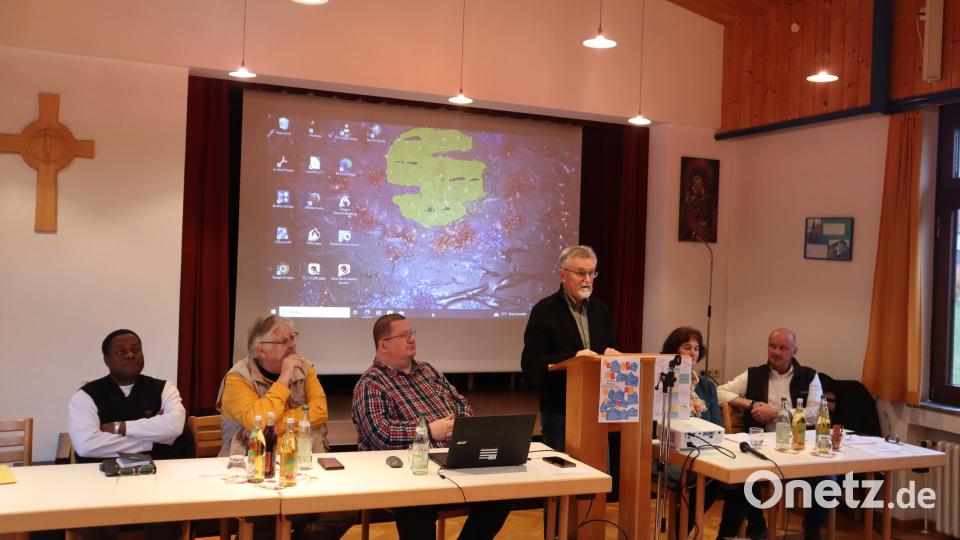 Kirchenpfleger Ferdinand Schönberger informiert über Ausgaben und Themen der Kirchenverwaltung in Neuhaus. Bild: wrm