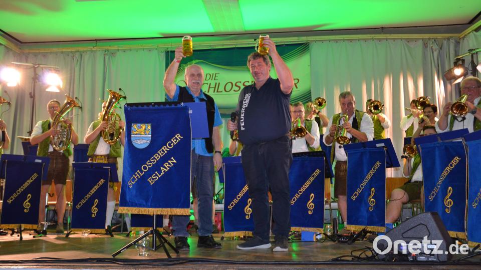 Vorsitzender Josef Hierold (rechts) und Ehrenvorsitzender Georg Grötsch (links) stießen zum Auftakt auf gutes Gelingen zum 40. Jubiläums-Starkbierfest in der Turnhalle an. Bild: gi