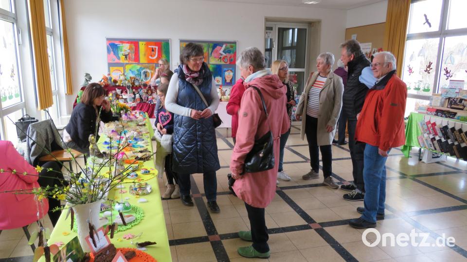 Gut besucht ist der Hobbykünstlermarkt in der Grundschule in Altenstadt/WN. Bild: adj