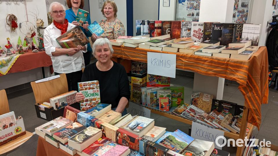 Fleißige „Feen“ dekorieren im Foyer der Musikschule zwölf Tische mit allerhand Schmuckstücken für den Frühlingsmarkt. Einen Blick in die Bücher werfen (von links) Monika Gmeiner, Gabriele Striegl, Petra Axmann und Petra Frischholz. Bild: kwl