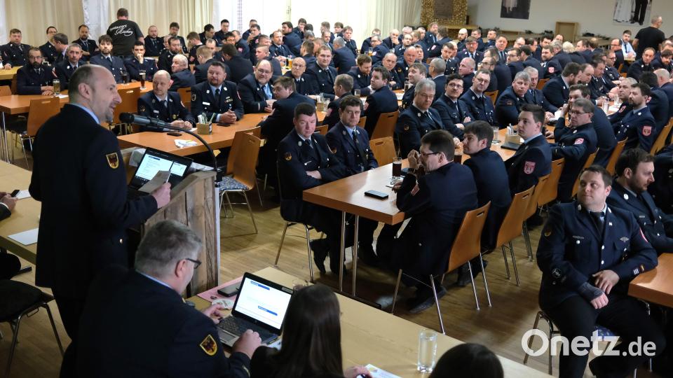 Kreisbrandrat Christian Demleitner (am Rednerpult) blickt bei der Dienstversammlung der Kommandanten auf das Jahr 2023 zurück und bereitet die Führungskräfte auf neue Herausforderungen vor. Bild: Hirsch