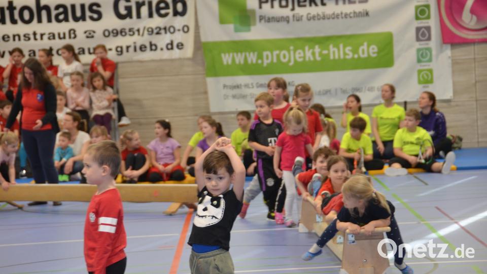 Im Purzelvolk sind pro Gruppe über 35 Kinder dabei. Nach einem Laufspiel bauen sie meistens einen Parcours auf. Über den Kasten, die Sprossenwand hinauf, auf der Bank und wieder hinunter. Dafür braucht man Ausdauer, Koordination und Kraft. Mit Phantasie und Spaß geht die Stunde viel zu schnell vorbei. Bild: dob