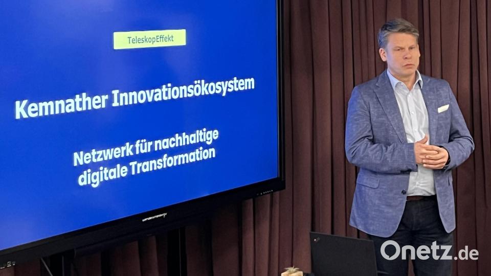 Benjamin Zeitler erläuterte im Coworking Kemnath den interessierten Besuchern die Möglichkeit eines weiteren Bayerischen Innovations- und Transformations-Zentrums (Bitz) mit Standort in Kemnather Land. Bild: Mittelstandsunion/exb