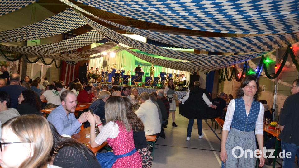 In der festlich geschmückten Turnhalle lauschten die Besucher den Schlossbergern zu Walzern, Polkas, Märschen und sonstigen lustigen Wirtshausliedern. Bild: gi