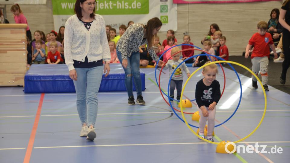 In der Eltern-Kind-Gruppe werden schon die Kleinsten zur Bewegung animiert. Bild: dob