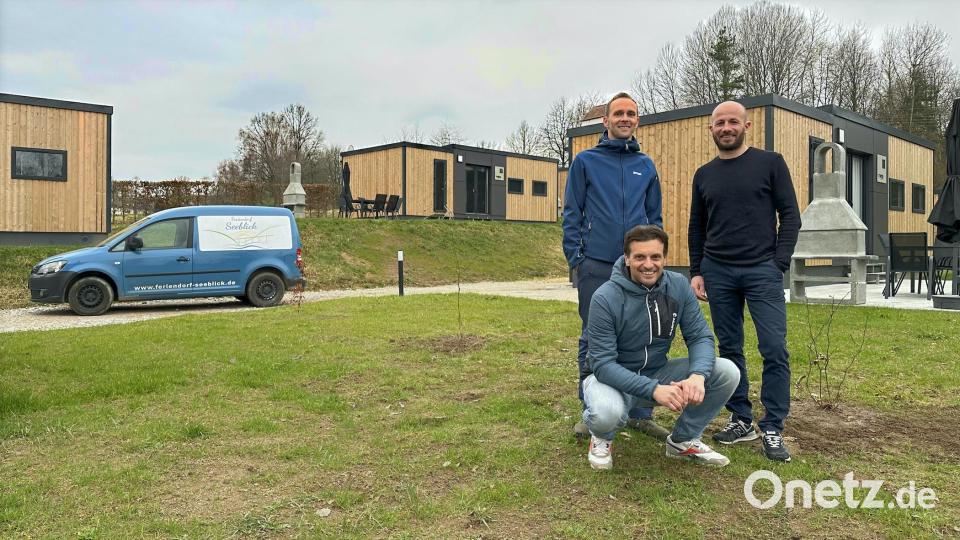Elf Tiny-Häuser stehen. Matthias Hauer (sitzend), Franz Dietl (links) und Bernd Mehltretter peilen im Endausbau 14 bis 16 Gebäude auf dem Gelände des Feriendorfs Seeblick bei Neunburg vorm Wald an. Bild: Franz Dietl/exb