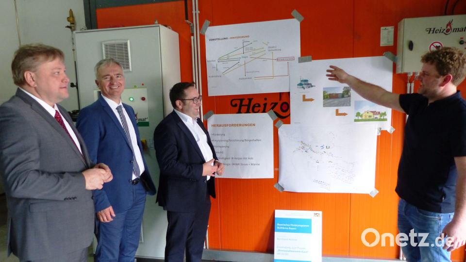 Heizwerkbesitzer Bernhard Hüttner (rechts) erläutert Bürgermeister Stefan Braun, Landtagsabgeordnetem Harald Schwartz und Staatssekretär Tobias Gotthardt (von links) die weiteren Ausbaupläne der Kastler Nahwärmeversorgung. Bild: jp