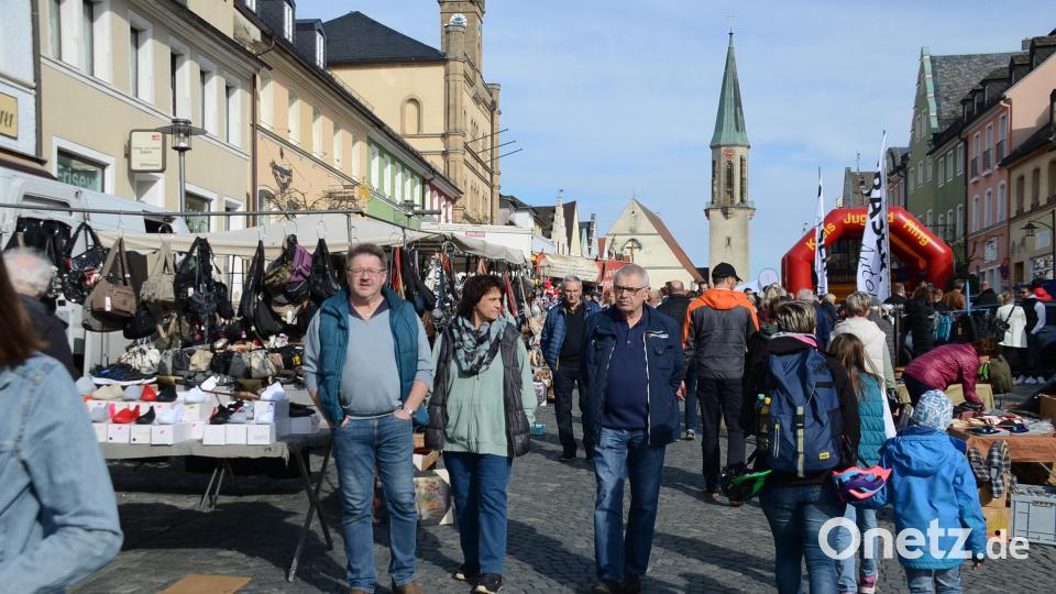 Die Besucher sorgten beim Frühlingsmarkt für einen vollen Stadtplatz. Bild: ak