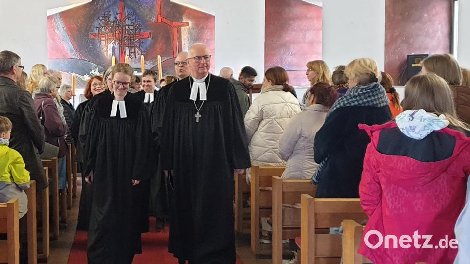 Pfarrerin Barbara Berckmüller und Regionalbischof Stiegler führen nach der Ordination den Zug aus der Kirche zum Empfang ins benachbarte Gemeindehaus an. Bild: Susanne Götte/exb