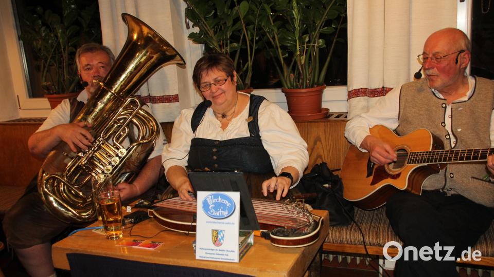 Das Trio „Blecherne Sait`n – der Fritz, die Ingrid und der Sepp aus Schnaittenbach – bereichern die Geburtstagsfeier mit bayerischem Liedgut und humorigen Einlagen. Bild: frd