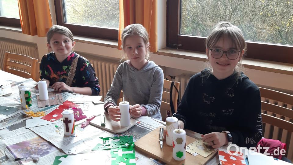Sophia, Amelie und Sophie waren sehr fleißig. Teilweise haben sie in der Bastelzeit drei Osterkerzen angefertigt. Bild: wrm