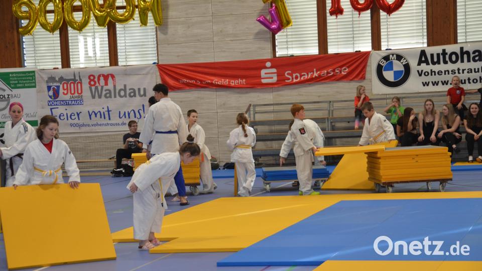 Bevor die Judokas aktiv werden, müssen sie schweißtreibende Arbeit beim Mattenaufbau vollbringen. Die Gruppe besteht seit mehr als 50 Jahren und brachte schon viele Meistertitel hervor. Bild: dob