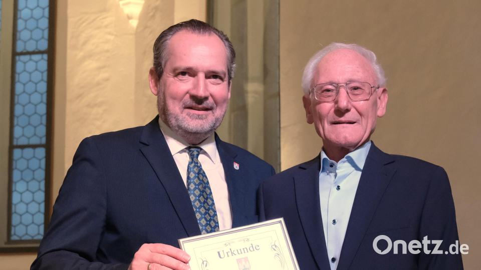 Engelbert Ehbauer (rechts) ist der Träger des Kulturpreises der Stadt Nabburg 2023. Bürgermeister Frank Zeitler überreicht ihm die Urkunde während einer Feierstunde in der Marienkirche. Bild: Hirsch