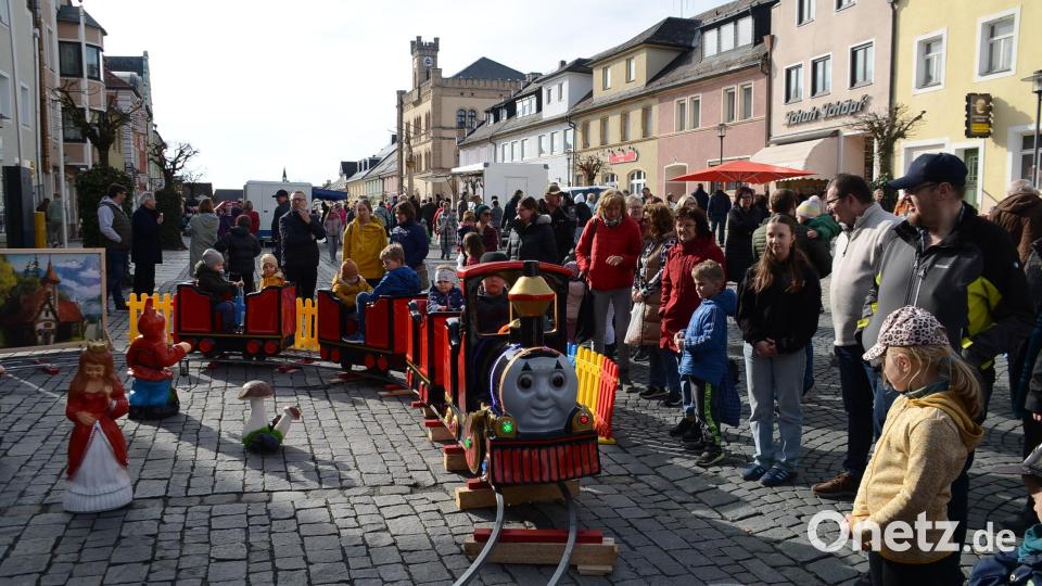 Runde um Runde drehte am Stadtplatz eine Kindereisenbahn. Bild: ak