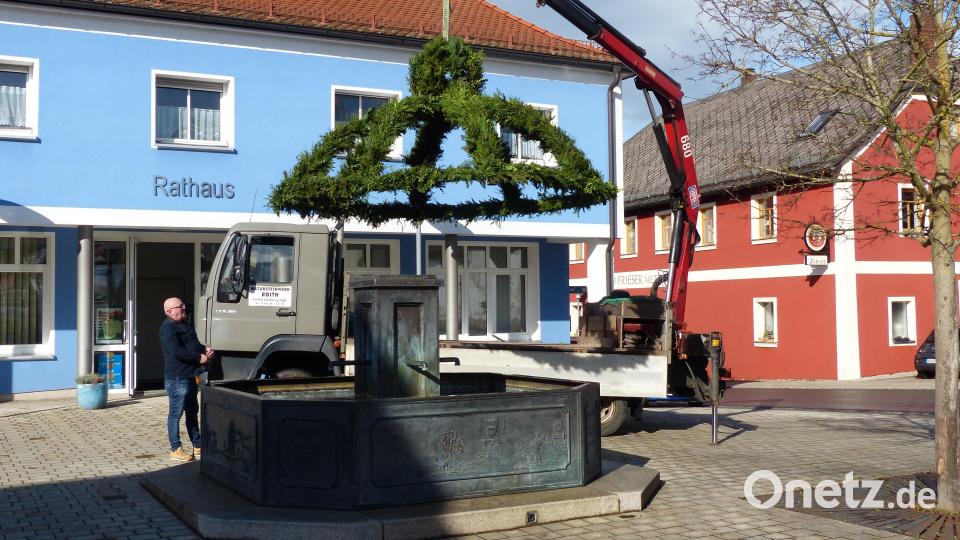 Ein Kran setzt dem Brunnen die Krone auf. Bild: hme