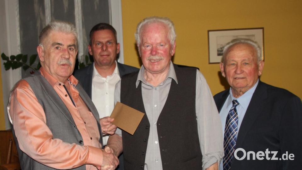 Vorsitzender Hans Pfannenstein (links) ehrt Gründungsmitglied Wilhelm Greber (Zweiter von rechts), der über 50 Jahre hinweg der Vorstandschaft angehört. Ihm danken auch Bürgermeister Norbert Eckl (hinten) und Altbürgermeister Josef Klier (rechts). Bild: frd