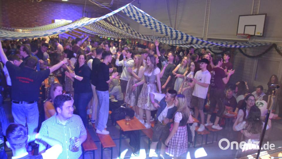 Die Band „Sappralot“ heizte kräftig ein und sorgte für beste Stimmung, so dass auch das Tanzbein geschwungen wurde. Bild: gi