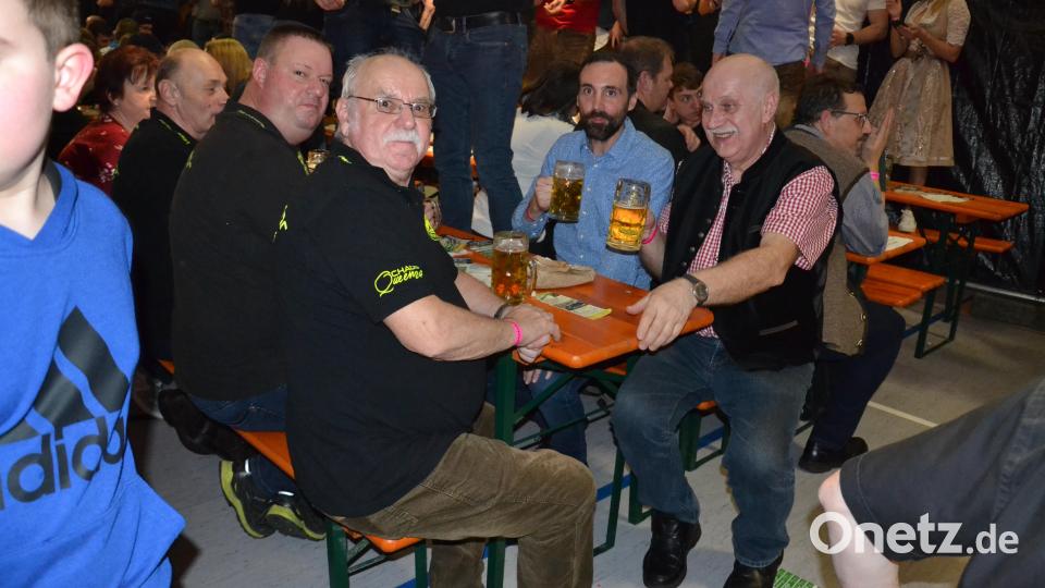 Extra aus Sachsen angereist waren eine Delegation von der Feuerwehr Cunersdorf (links). Ehrenvorsitzender Georg Grötsch und Bürgermeister Armin Bulenda (von rechts) freute sich über die langjährigen Gäste. Bild: gi