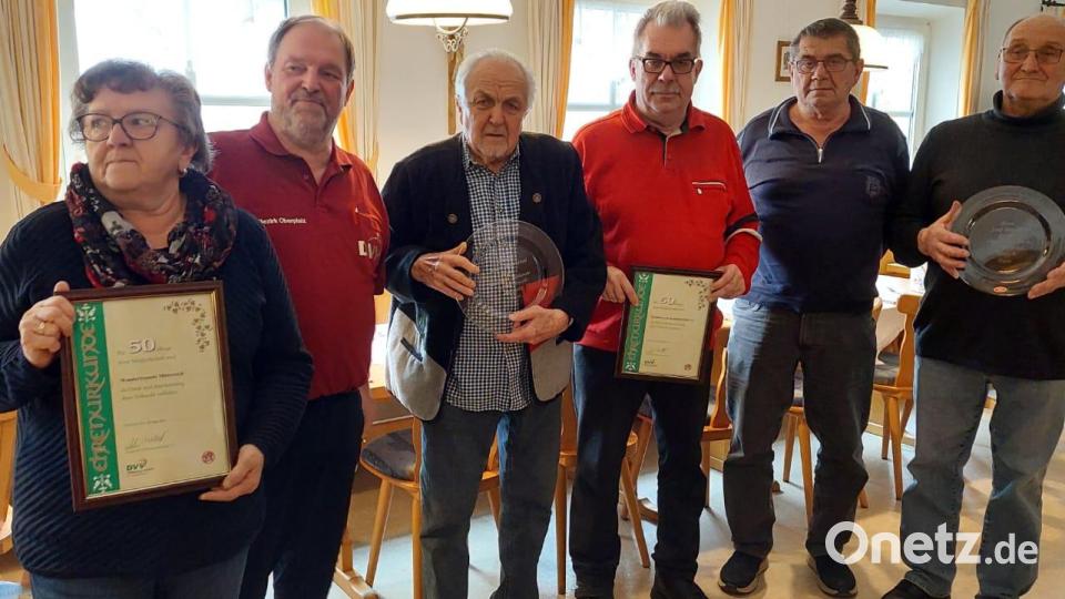 Bezirksvorsitzender Karlheinz Lehner (Zweiter von links) dankte (von links) Andrea Zinnecker (Wanderfreunde Mitterteich), Johann Bauernfeind (Wanderfreunde Leonberg Maxhütte-Haidhof), Anton Heindl (Wanderverein Kemnath), Heinz Stegerer (Wanderfreunde Regenstauf) und Josef Sorgenfrei (Wanderfreunde Schwarzhofen) für Treue und Verdienste. Bild: Beate Pichlmeier/exb