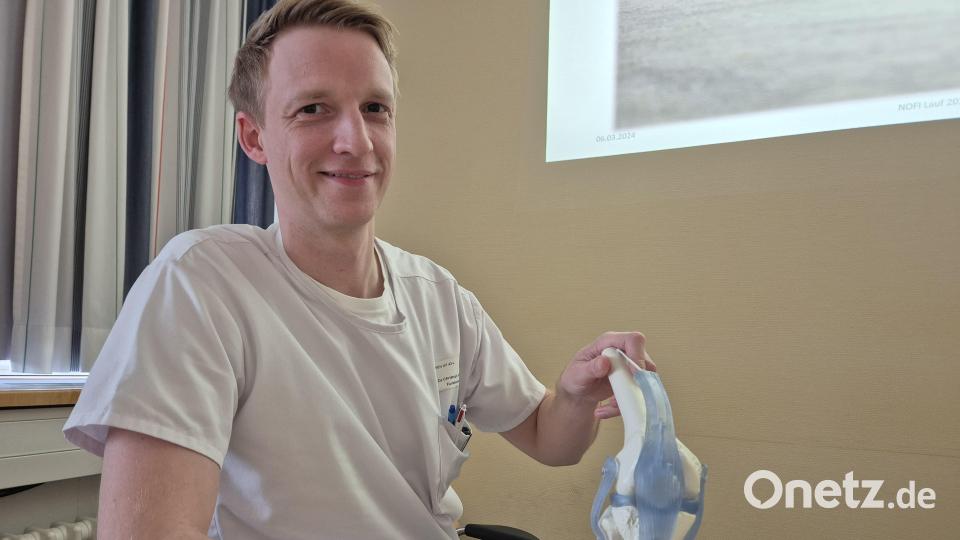 Dr. Christoph Schirdewahn, Facharzt für Orthopädie am Klinikum Weiden und selbst begeistert Läufer, erklärt, was man tun kann, um beim Laufen keine Knieschmerzen zu bekommen. Bild: Lowak