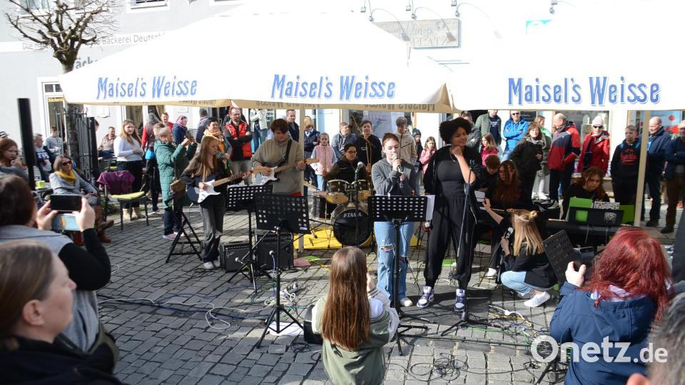 Gegenüber dem Rathaus unterhielten die Bands der Mittel- und Realschule Kemnath sowie des Gymnasiums Eschenbach mit überwiegend rockiger Musik. Bild: ak
