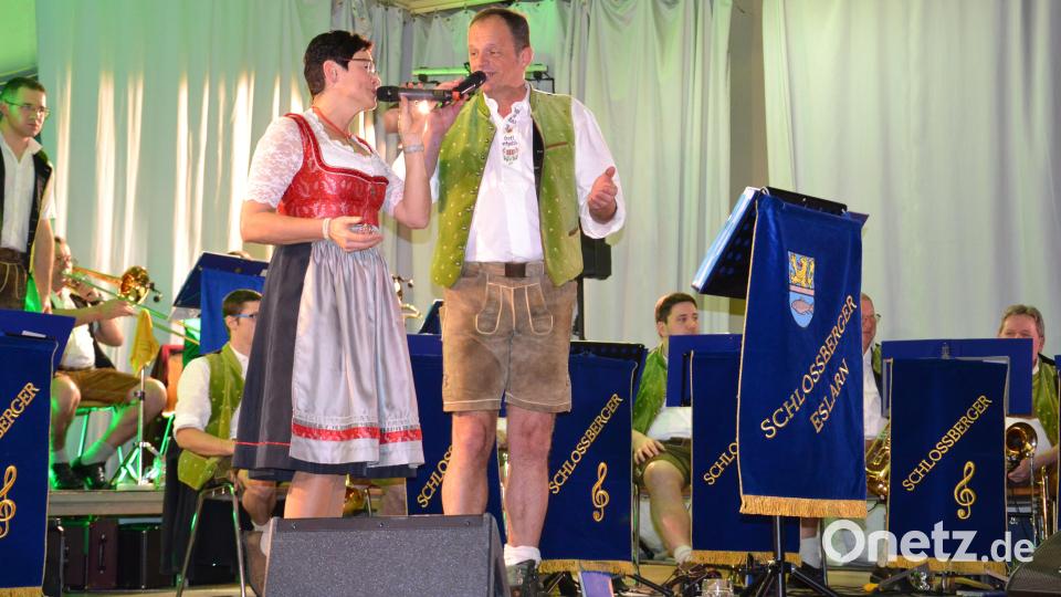 Das Gesangs-Duo Lisa Grießl und Norbert Roßmann sang sich gefühlsvoll in die Herzen der Besucher. Bild: gi