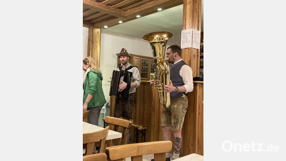 „D`bierbankmusikanten“ hatten in Döllnitz Premiere und heizten den Gästen beim Starkbierfest der Pfreimdtal-Schützen ein. Bild: sl