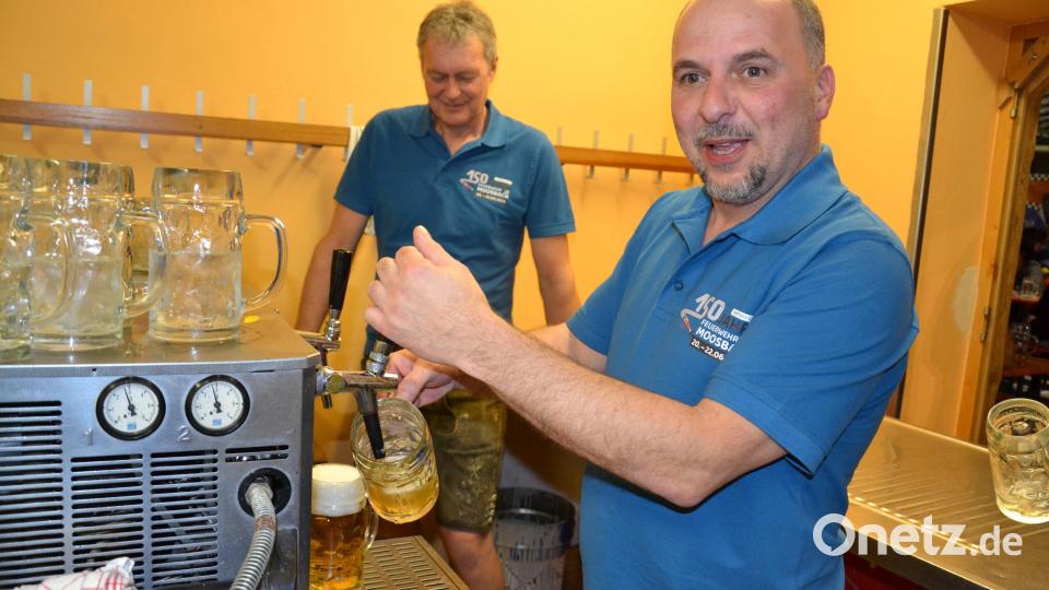 Roland Enslein und Alfred Schwabl an der Schenke ließen den Gerstensaft aus dem Fass. Bild: gi