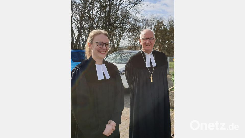 Pfarrerin Barbara Berckmüller und Regionalbischof Klaus aus Regensburg vor der Markuskirche in Weiden Bild: Susanne Götte/exb