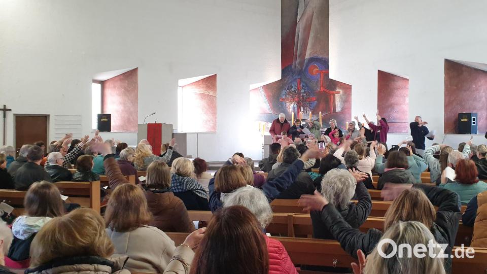 Gleich zu Beginn des Gottesdienstes brachten einige Kindergartenkinder zusammen mit Ehrenamtlichen vom Café Zwischenstopp die Gemeinde in Bewegung. Bild: Susanne Götte/exb