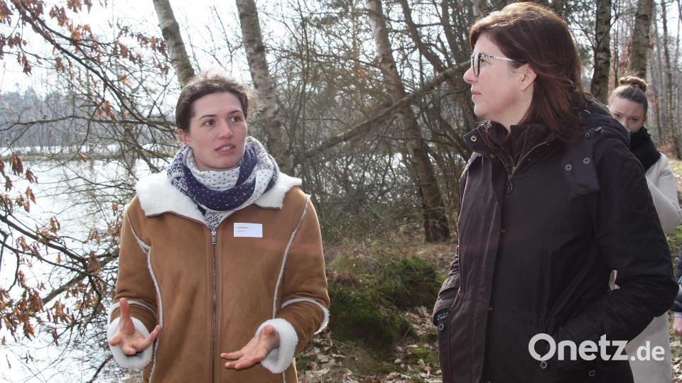 Lena Bächer und Dr. Ophelia Nick (von links) im Gespräch am Westufer des familieneigenen Weihers nahe Muckenthal. Bild: wro